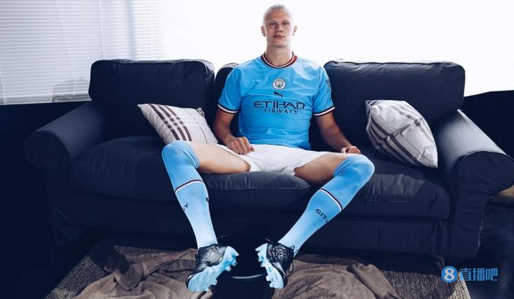 港队主场战新加坡，新加坡球员伤退时担架工作人员忍不住庆祝（港队主场迎战新加坡，担架员在新加坡球员伤退时当场庆祝）