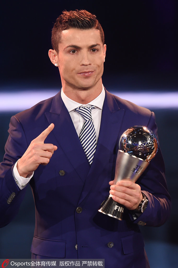 篮球湖人球员场上发挥获得球迷认可（湖人球员出色表现赢得球迷称赞）