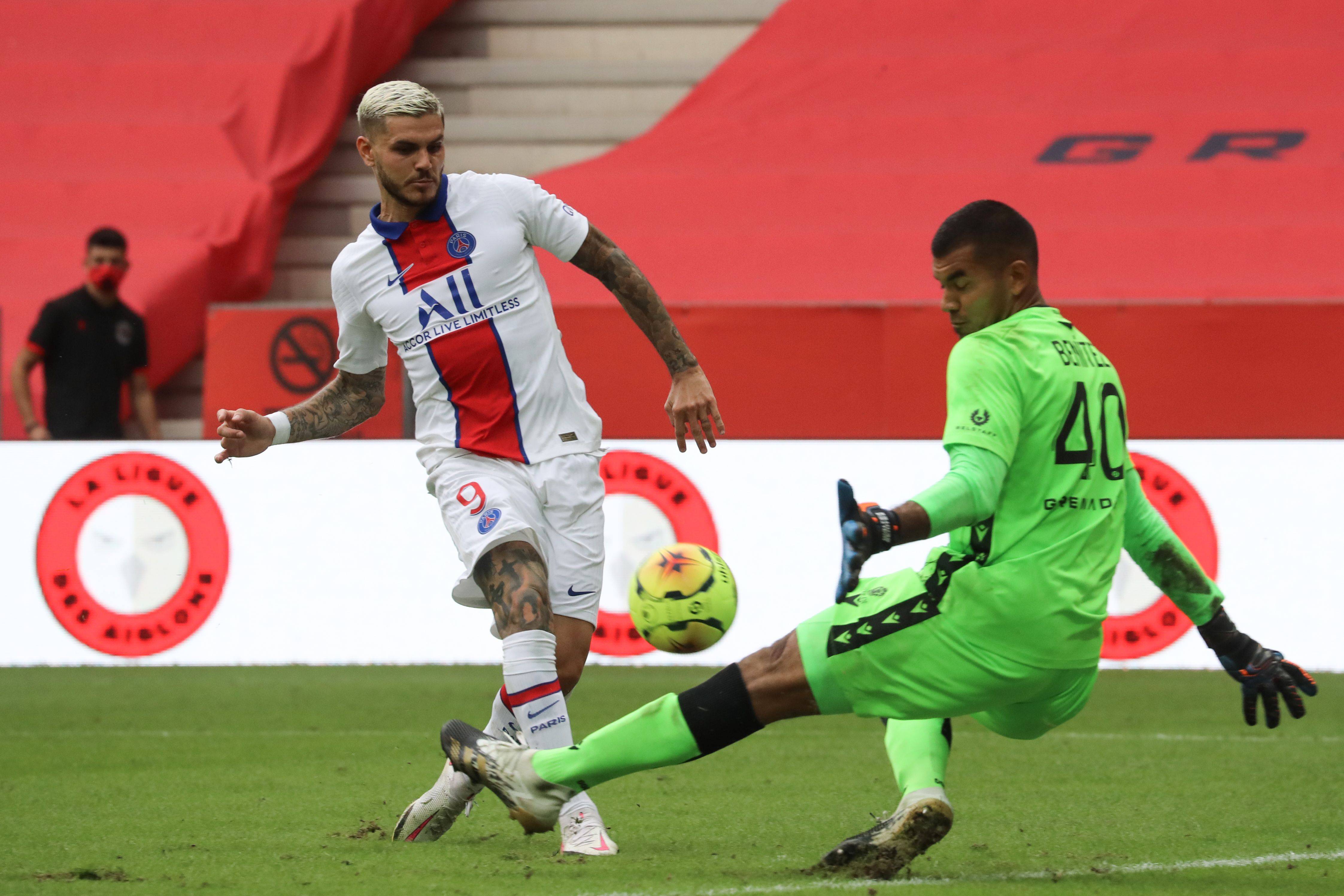 都悲伤！阿森纳被扳平球迷遗憾捂脸，狼队遭绝杀球迷神情落寞（双双失落！阿森纳被扳平球迷捂脸叹息，狼队遭绝杀神情黯然）