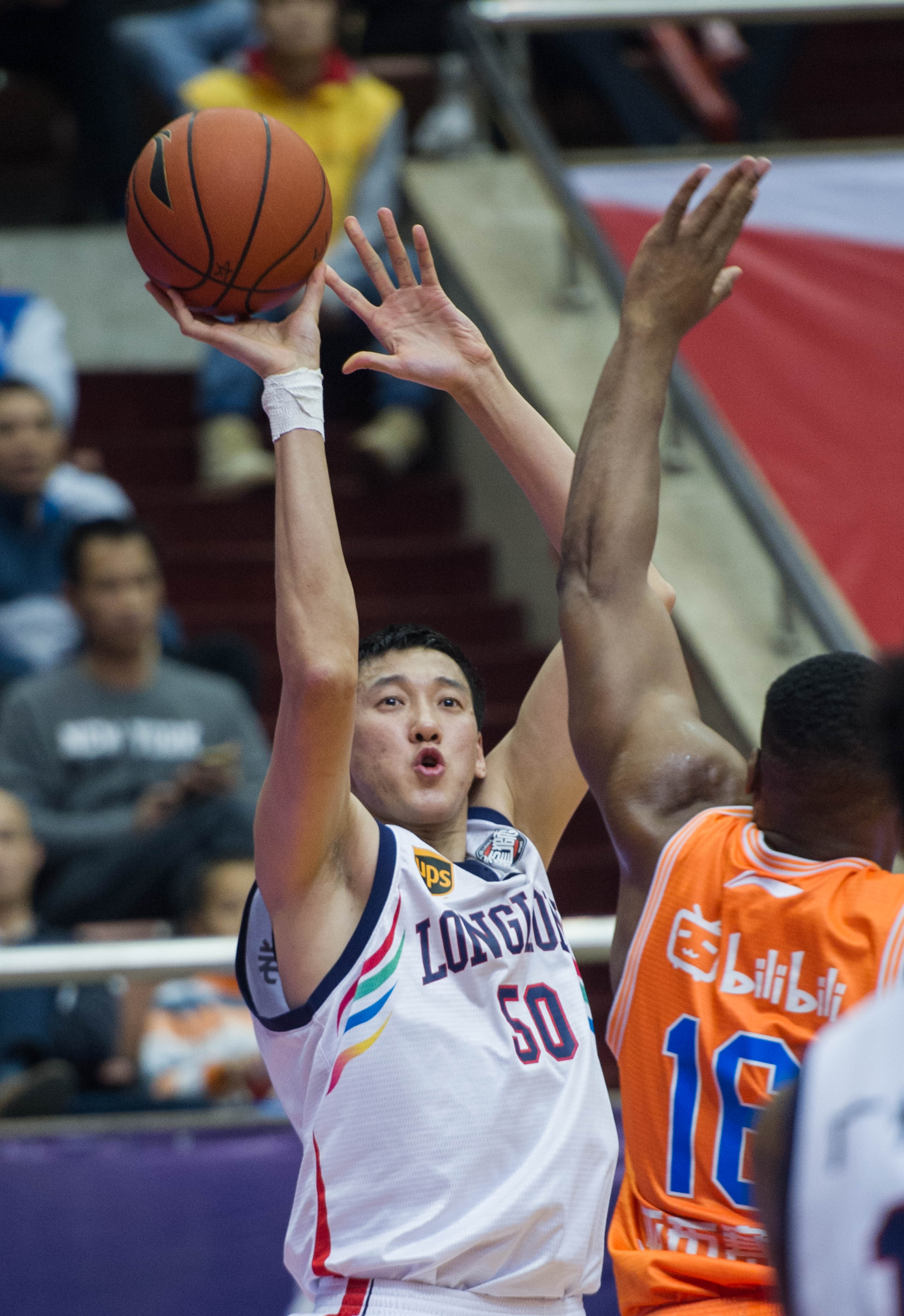 雷霆靠团队篮球获大胜（雷霆凭借团队配合大胜）